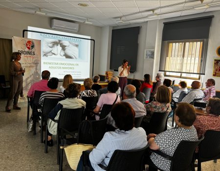 25 mayores asisten a la charla “Bienestar emocional en adultos mayores”