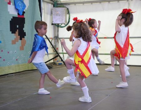 300 niños y niñas participaron en el tradicional festival de “Mayas y Cruces”