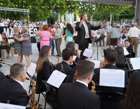 Unos 200 mayores disfrutan de la verbena “La Ilusión” en el parque de Conquistadores