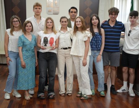 Un grupo de ocho alumnos del IES Pedro de Valdivia, semifinalistas del concurso de debates en la Asamblea de Extremadura