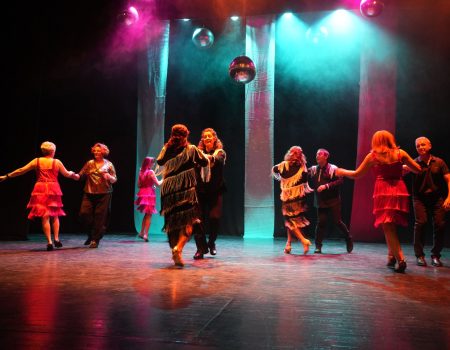 Con una exhibición se clausura la escuela de bailes de salón