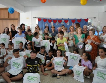 225 cojines en forma de corazón elaborados por voluntarias de Avimex del centro de mayores Conquistadores irán destinados a la AECC