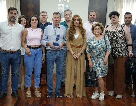 La alcaldesa Ana Belén Fernández recibe a la empresa Repuestos de la Serena y a la Asociación de Esclerosis Múltiple de Extremadura