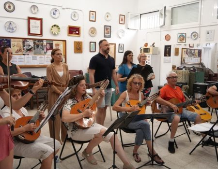 La alcaldesa Ana Belén Fernández visita la sede del grupo Cogolla para conocer su ropero y sus próximos proyectos