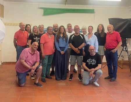 La alcaldesa visita la sede de la asociación FotObjetivo que cumple nueve años
