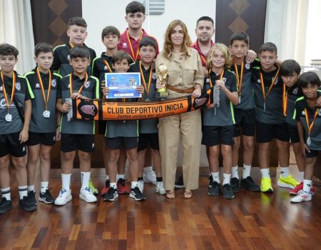 La alcaldesa recibe al CD Inicia, campeón sub-11 del mundialito de fútbol base