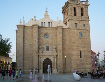Villanueva de la Serena se ilumina de fucsia para conmemorar el Día Mundial del Síndrome de Turner