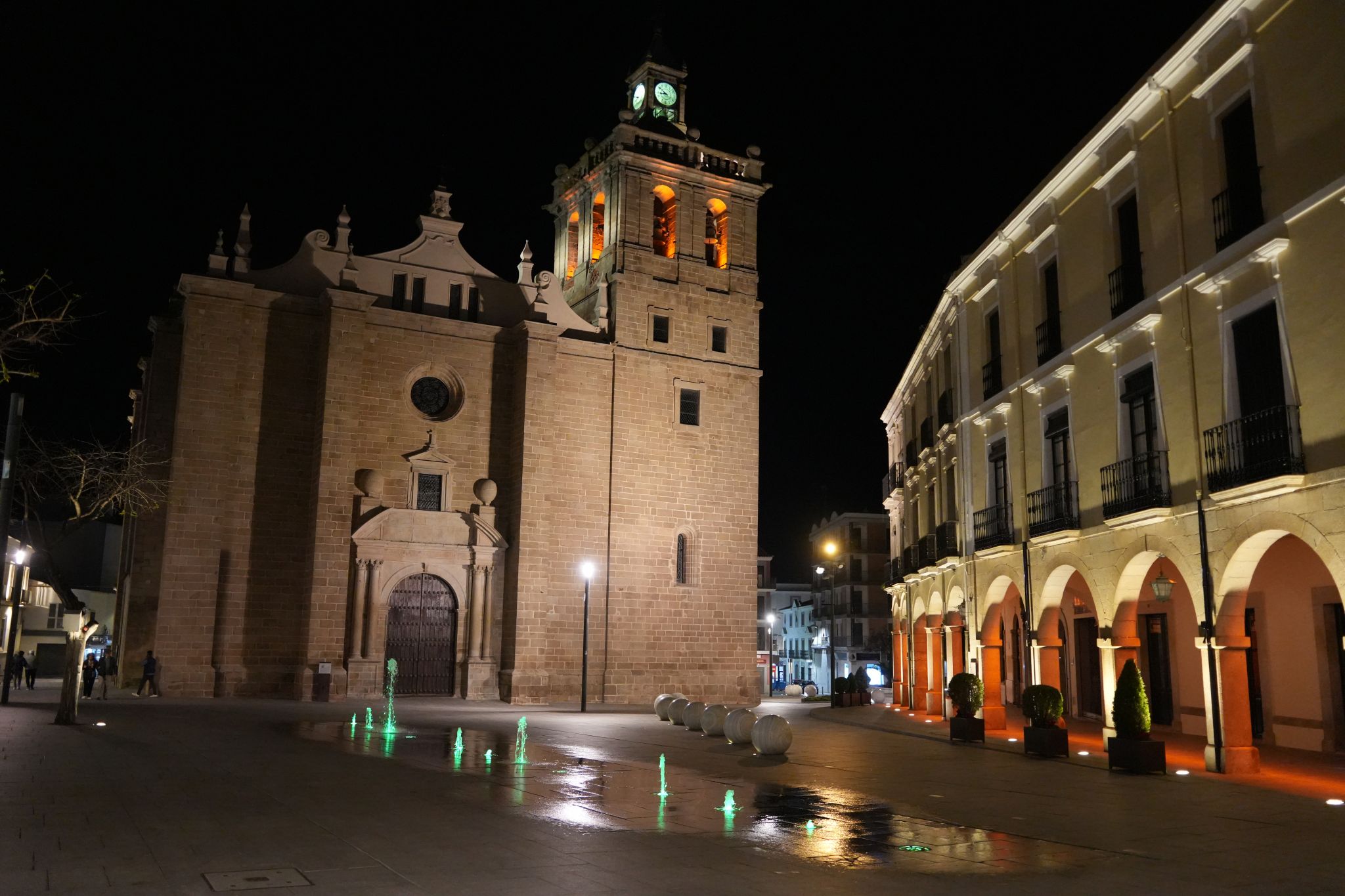 Villanueva de la Serena se suma al Día Mundial de la Retina iluminando de verde y azul distintos espacios municipales
