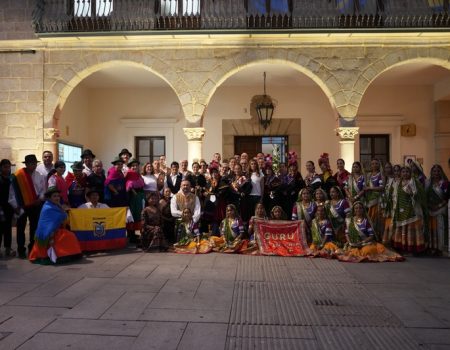 El Festival Internacional de Folklore Antonia Tejeda vuelve a congregar a multitud de ciudadanos que disfrutaron del folklore en la plaza de España