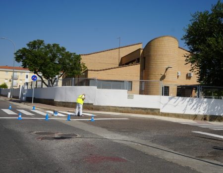 Se pintan los pasos de peatones de las zonas escolares de la ciudad