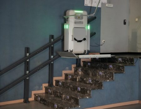 Se instala una plataforma elevadora para personas con movilidad reducida en el cine teatro Las Vegas