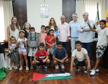La alcaldesa Ana Belén Fernández recibe a los niños  y niñas que participan en el proyecto “Vacaciones en paz”