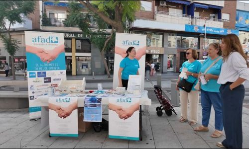 La alcaldesa Ana Belén Fernández visita la mesa informativa sobre el Alzheimer