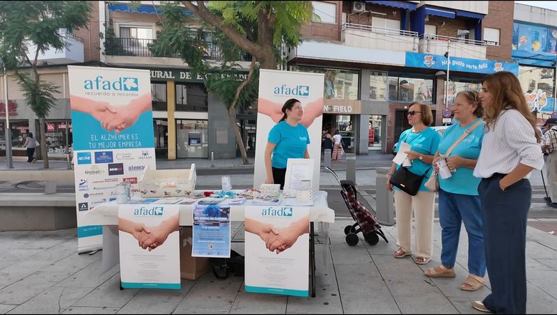 La alcaldesa Ana Belén Fernández visita la mesa informativa sobre el Alzheimer
