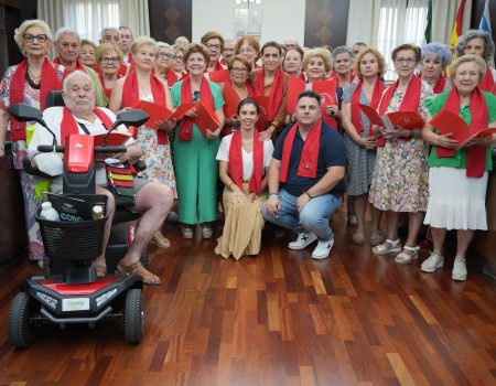 La alcaldesa entrega bufandas y carpeta de partitura a los integrantes del Coro de Mayores Conquistadores