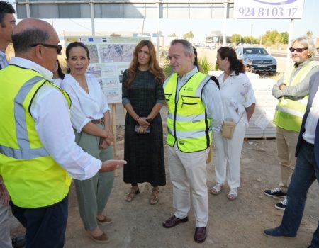 La alcaldesa visita las obras de la vía ciclista y peatonal interurbana que une Villanueva y Don Benito