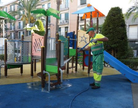El servicio de limpieza intensifica las labores de limpieza en los parques infantiles