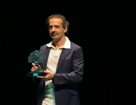 Eduardo Acero galardonado con la Encina de Plata en el XIV Festival Autonómico de Folklore Pedro Ramos