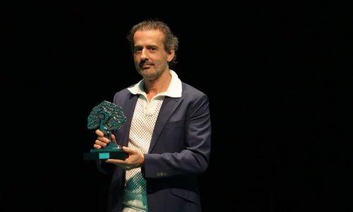 Eduardo Acero galardonado con la Encina de Plata en el XIV Festival Autonómico de Folklore Pedro Ramos