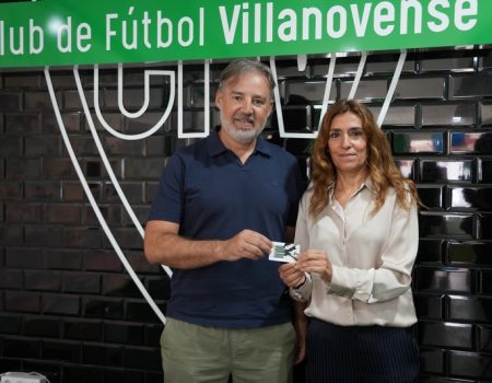 La alcaldesa Ana Belén Fernández recoge su carné de socia del CF Villanovense