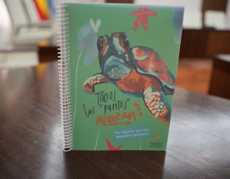 El Ayuntamiento reparte entre los alumnos de 3ªESO agendas con mensajes para prevenir el consumo de conductas adictivas