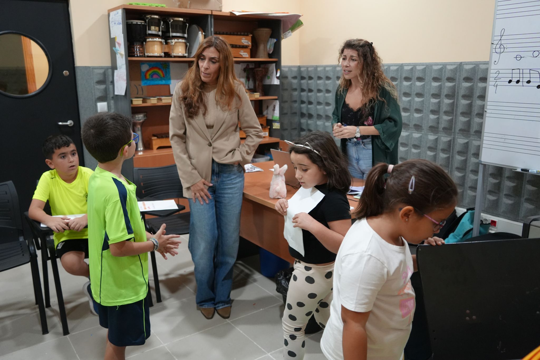 Visita de la alcaldesa a los alumnos y monitores de las escuelas municipales de música