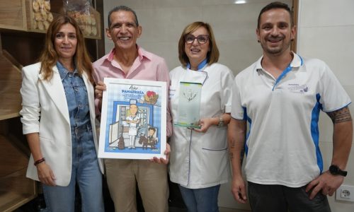 La alcaldesa Ana Belén Fernández entrega una placa conmemorativa al panadero Manolo Moraga Ramos