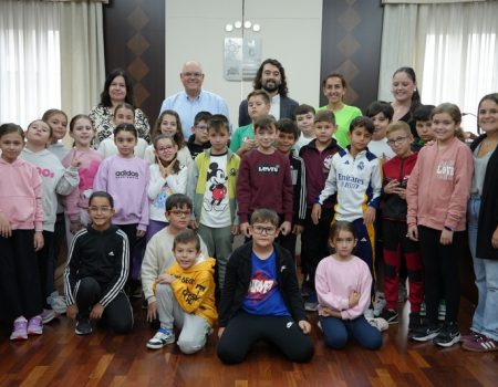 28 alumnos del CRA La Espiga visitan el Ayuntamiento