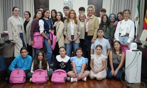 La alcaldesa recibe a alumnos del centro hípico La Barca, medalla de plata por equipos en el campeonato regional