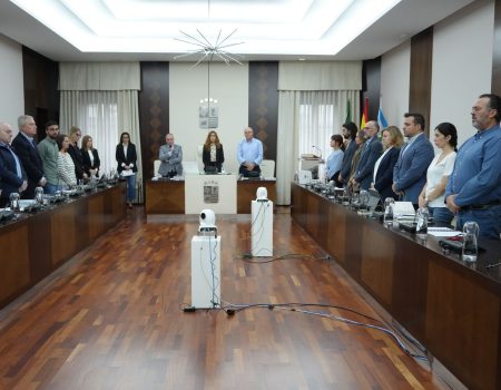 La Corporación Municipal guarda un minuto de silencio por Fernández Vara en el pleno de octubre