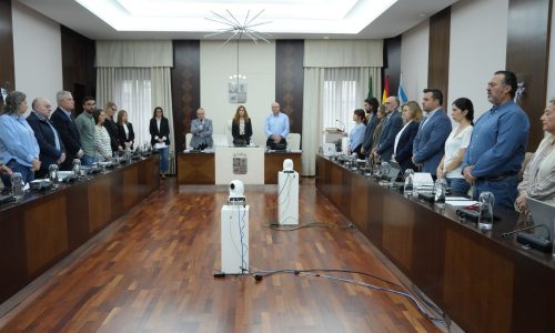 La Corporación Municipal guarda un minuto de silencio por Fernández Vara en el pleno de octubre