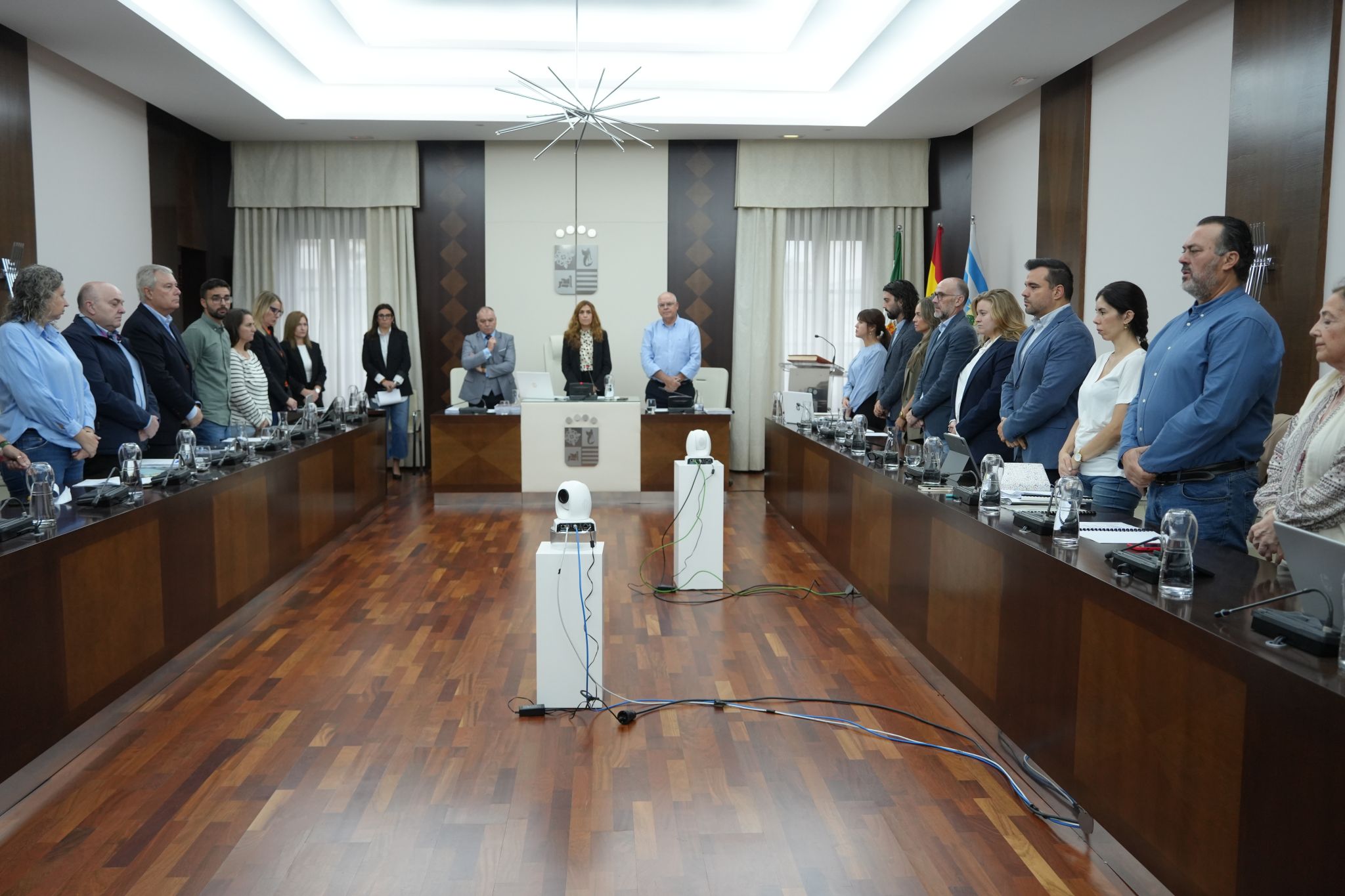 La Corporación Municipal guarda un minuto de silencio por Fernández Vara en el pleno de octubre