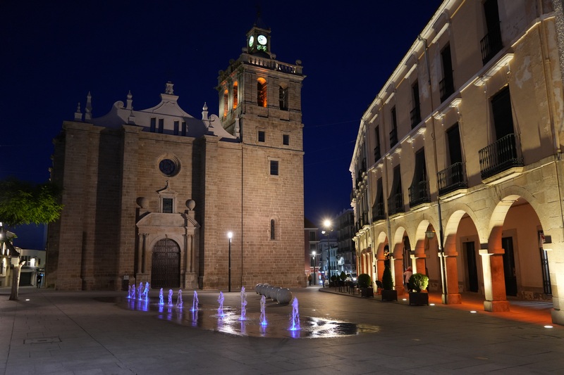 Villanueva de la Serena se tiñe de azul para conmemorar el Dia Mundial de la Infancia este 20 de noviembre