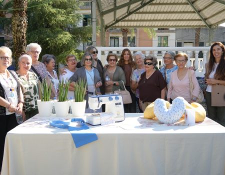 Los mayores se divierten bailando pasodoble en el parque de La Constitución