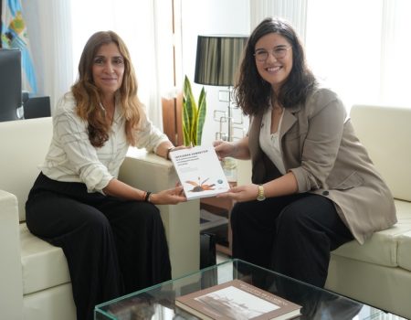 Laura Pérez, doctora en Psicología, se reúne con la alcaldesa para presentarle su libro