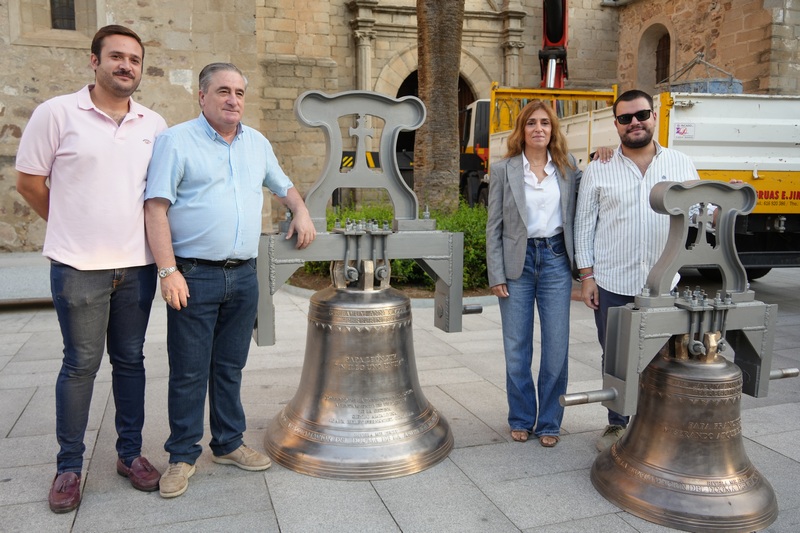 El cuerpo de campanas de la torre de la parroquia se completa por primera vez con dos nuevas campanas