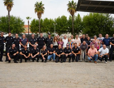Los compañeros del agente José Antonio Nieto de Tena y la alcaldesa, le rinden un homenaje por su jubilación