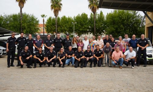 Los compañeros del agente José Antonio Nieto de Tena y la alcaldesa, le rinden un homenaje por su jubilación