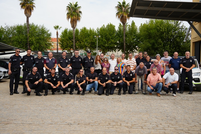 Los compañeros del agente José Antonio Nieto de Tena y la alcaldesa, le rinden un homenaje por su jubilación