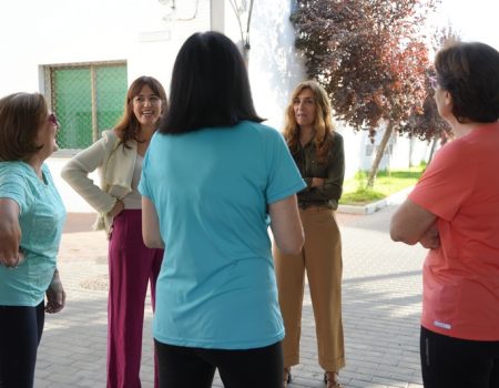 La alcaldesa Ana Belén Fernández visita las escuelas deportivas de mantente en forma y aquaerobic