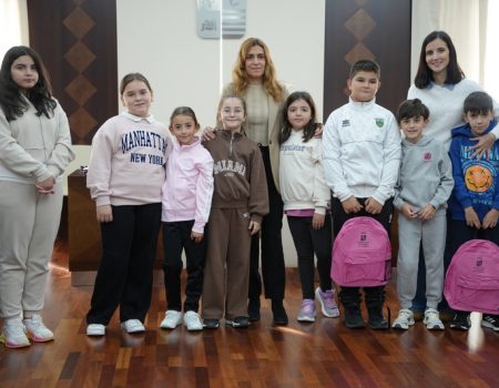 Un total de 8 pequeños del CEIP La Paz de Entrerríos visitan el Ayuntamiento