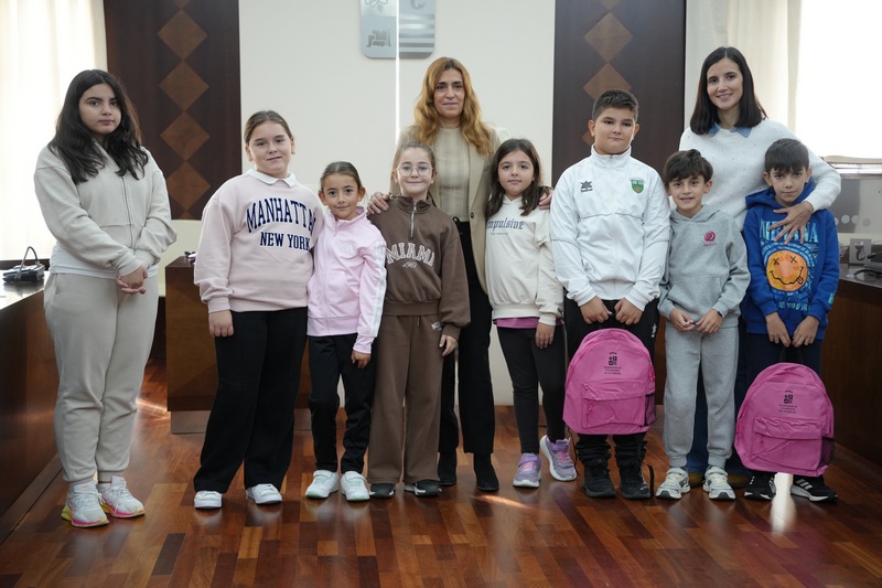 Un total de 8 pequeños del CEIP La Paz de Entrerríos visitan el Ayuntamiento