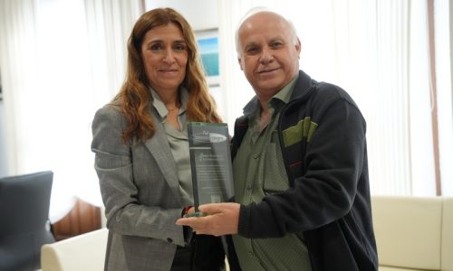 La alcaldesa Ana Belén Fernández entrega una placa a Alonso Carmona, hasta ahora gerente del pub Blanco y Negro, ya que se jubila
