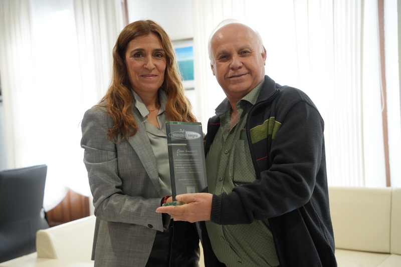 La alcaldesa Ana Belén Fernández entrega una placa a Alonso Carmona, hasta ahora gerente del pub Blanco y Negro, ya que se jubila