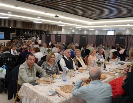 La alcaldesa Ana Belén Fernández asiste a la comida de Navidad del centro de mayores Conquistadores