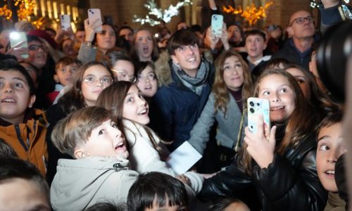 Villanueva enciende la Navidad con la participación de miles de personas en la plaza de España