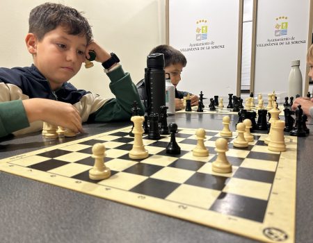 Un curso de ajedrez y el campamento digital acoge la Universidad Popular