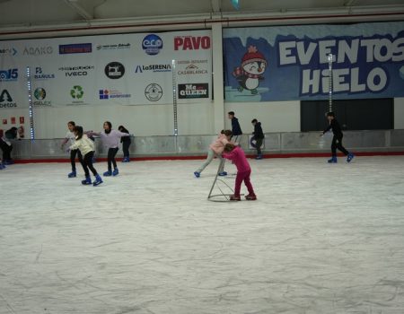 La alcaldesa Ana Belén Fernández visita la pista de hielo