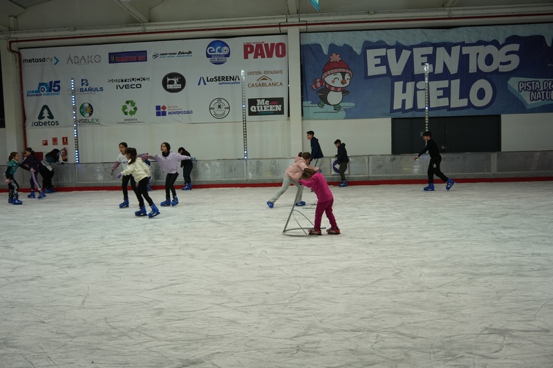 La alcaldesa Ana Belén Fernández visita la pista de hielo