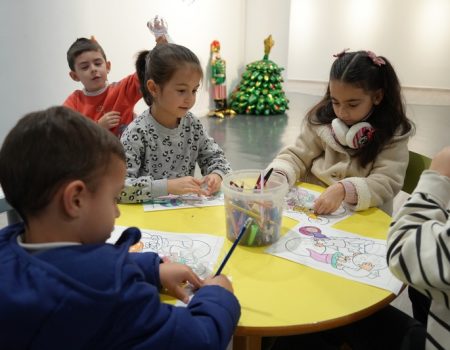 Los más pequeños se divierten en los talleres navideños